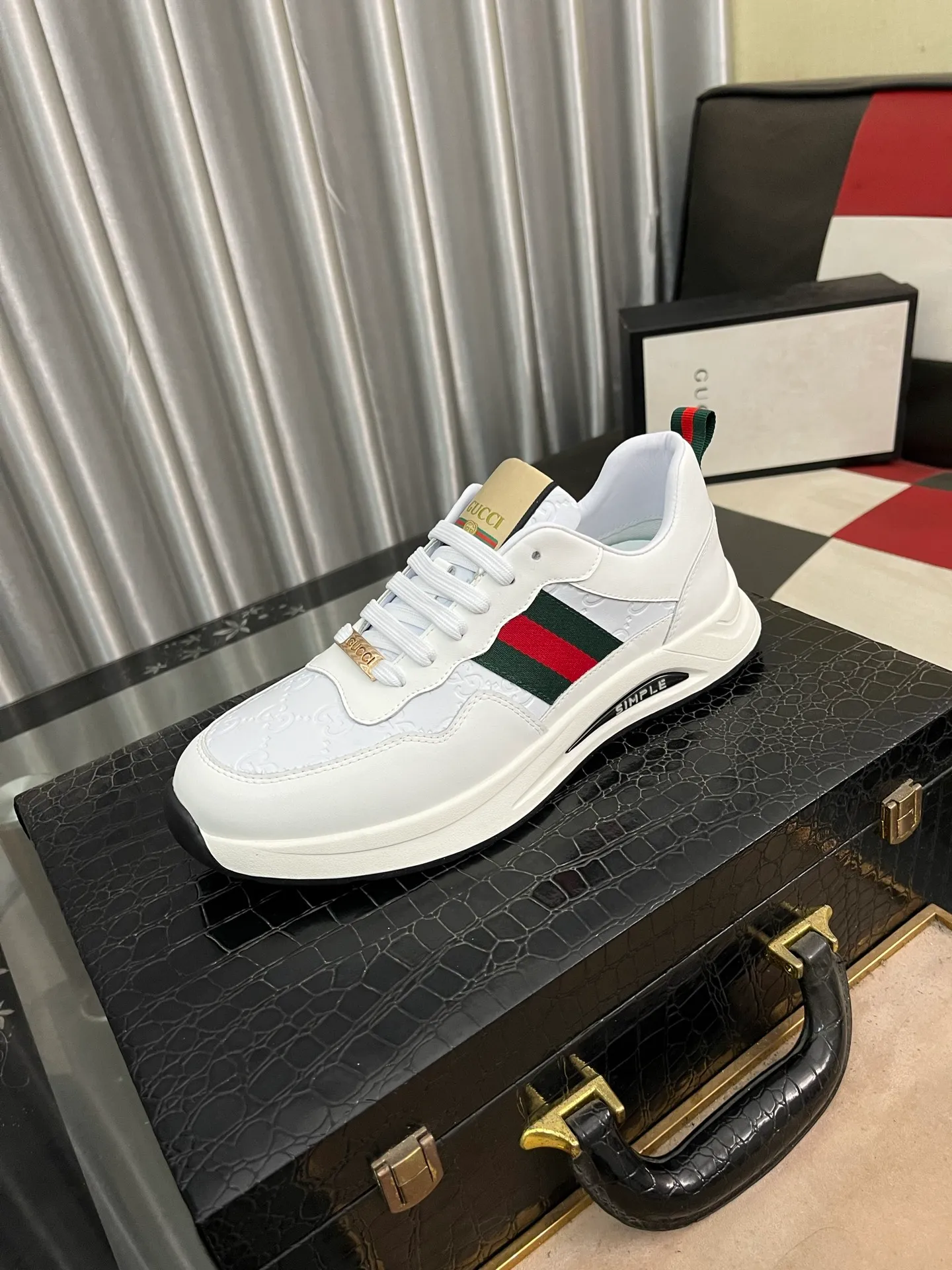Men's shoes💰420⌚️⌚️[GUCCI] Gucci men's casual shoes are absolutely popular🔥The ultimate matching item for trendy men! The charm of super texture is unstoppable. This is the main recommendation. The upper is made of high-quality cowhide, with pig lining feet and wear-resistant rubber sole. It is noble and elegant! Extremely comfortable🎁🎁You can be as handsome as you want💪 Size 38-44! 2️⃣colors available